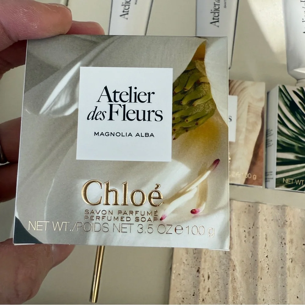 Chloé Atelier des Fleurs Book box set with 3 hand cream and extras brand new - Picture 4 of 16